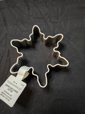 Target Threshold Snowflake Cookie Cutter (3.46" x 4.13" Metal with Soft-Grip Top